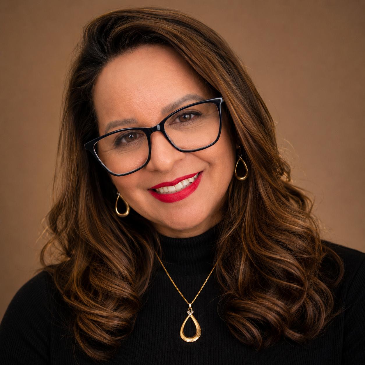 Foto profissional de Graça Conceição, cabeleireira, colorimetrista e educadora, no Studio Graça em Brasília.